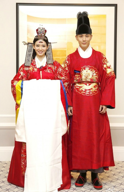 世界各國(guó)傳統(tǒng)婚禮服飾盤點(diǎn)！最驚艷的還是那一抹中國(guó)紅！  第4張