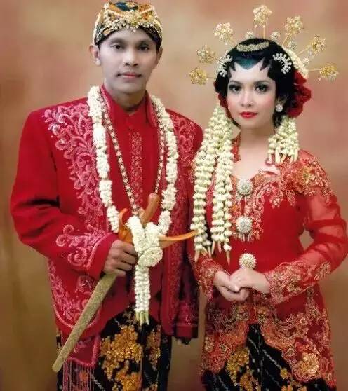 世界各國(guó)傳統(tǒng)婚禮服飾盤點(diǎn)！最驚艷的還是那一抹中國(guó)紅！  第9張