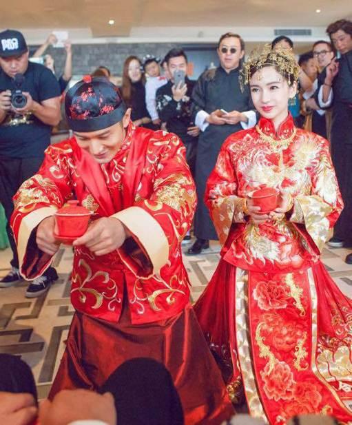婚禮上新娘三套禮服是“標(biāo)配”，那么新郎應(yīng)該準(zhǔn)備幾套禮服呢？  第2張