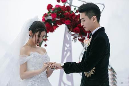 婚禮上新娘三套禮服是“標(biāo)配”，那么新郎應(yīng)該準(zhǔn)備幾套禮服呢？  第13張