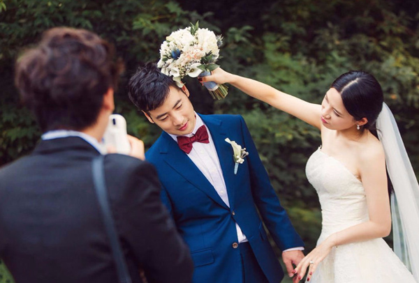夏天結婚新郎穿什么 簡單大方很重要