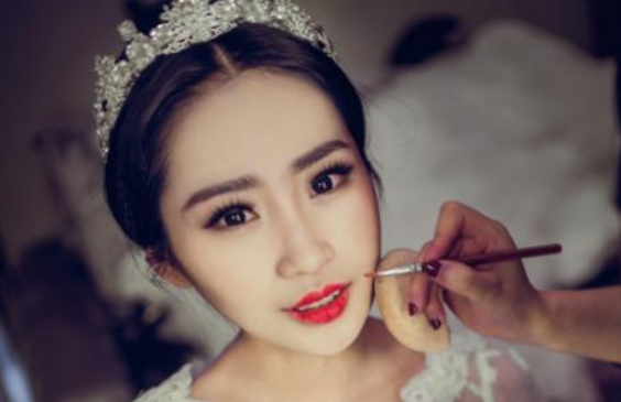 跟妝師工作到底有哪些呢？新娘跟妝師婚禮當(dāng)天工作全解  第2張