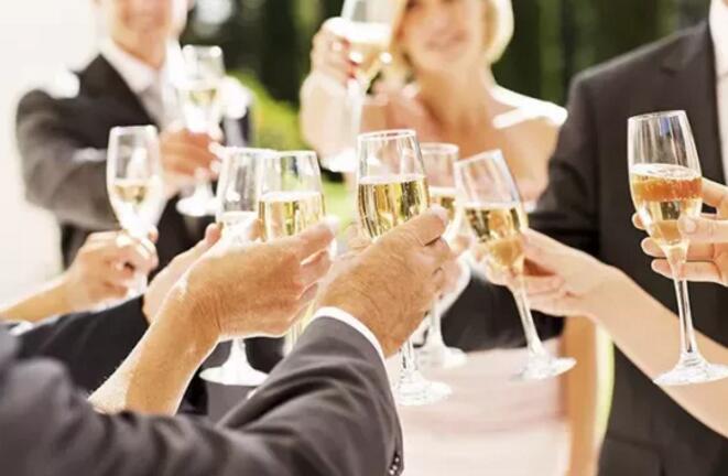婚宴如何敬酒?婚禮上敬酒有哪些規矩你都知道嗎？  第5張