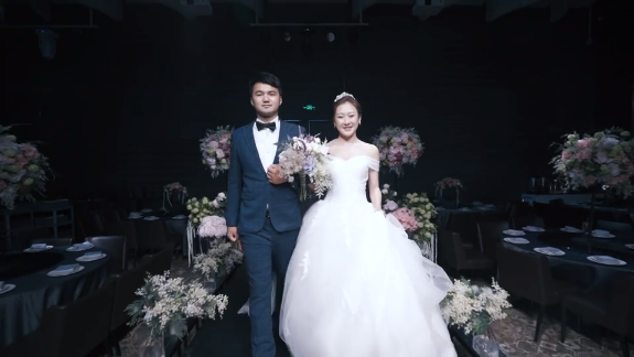 婚禮儀式：新娘穿拖尾婚紗如何優(yōu)雅入場(chǎng)？  第1張