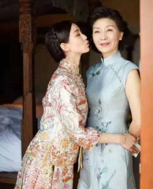 劉詩詩媽媽氣質(zhì)，韓庚媽媽優(yōu)雅！婚禮上媽媽們這樣穿真的得體又好看！  第2張