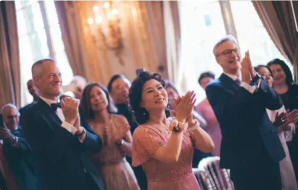 劉詩詩媽媽氣質(zhì)，韓庚媽媽優(yōu)雅！婚禮上媽媽們這樣穿真的得體又好看！  第4張
