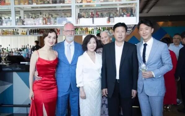 劉詩詩媽媽氣質(zhì)，韓庚媽媽優(yōu)雅！婚禮上媽媽們這樣穿真的得體又好看！  第3張