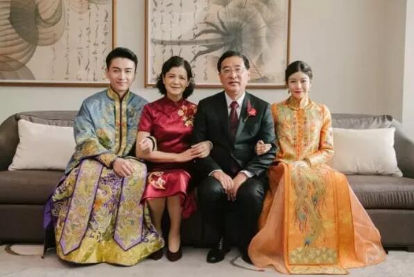 劉詩詩媽媽氣質(zhì)，韓庚媽媽優(yōu)雅！婚禮上媽媽們這樣穿真的得體又好看！  第6張