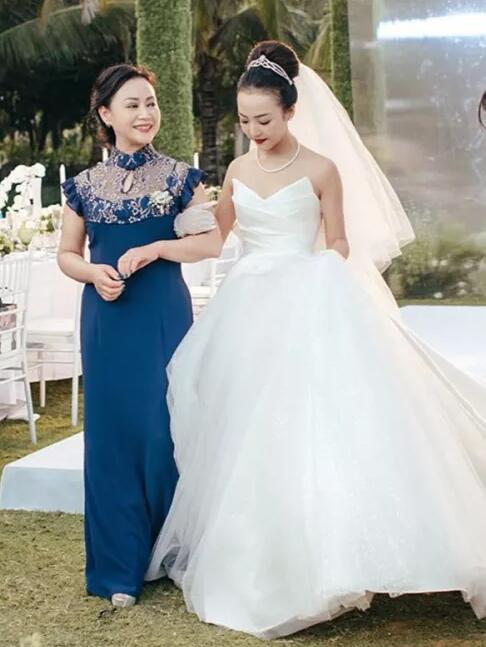 劉詩詩媽媽氣質(zhì)，韓庚媽媽優(yōu)雅！婚禮上媽媽們這樣穿真的得體又好看！  第9張