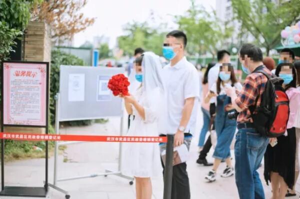后疫情時代的520，武漢3000多對新人領證！  第1張
